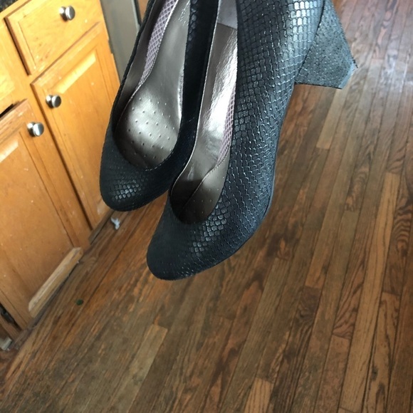 Easy Spirit black snake skin print kitten heels size 8.5 - Picture 12 of 13